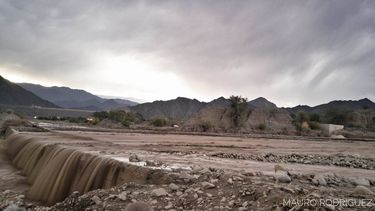 Video: la lluvia cortó una ruta en Ullum