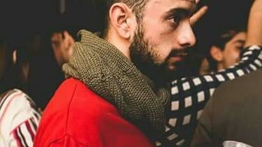 Emocionante: un caucetero ofrece su traje para egresados que no puedan comprar