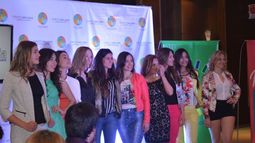 Gran convocatoria de jóvenes en el desfile con ex reinas de Rivadavia