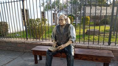 ¡Volvió Don Sarmiento! La escultura de Domingo Faustino regresó a su casa tras ser vandalizada