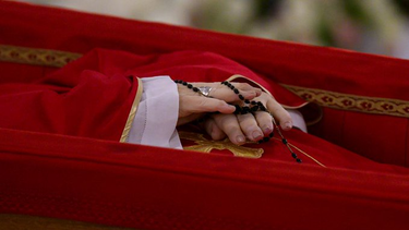 Difundieron las primeras imágenes del papa Francisco en el féretro. Fotos: Vaticano.