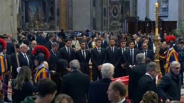 Los futbolistas argentinos que acompañaron la última despedida al Papa Francisco