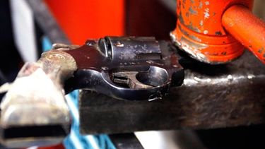 Entregá el arma que tenés guardada, sacala de circulación, y llevate unos pesos