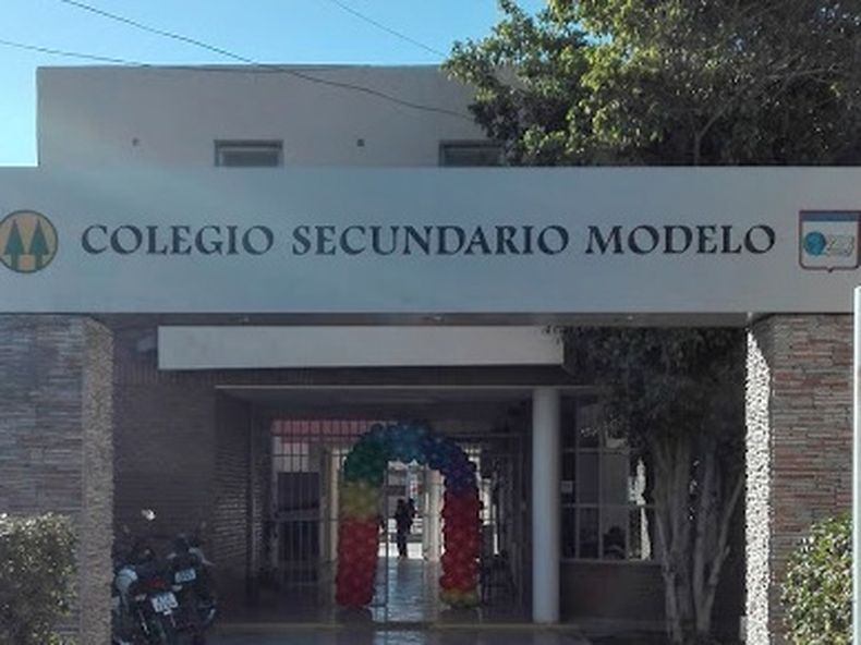 Pelea de alumnas en Capital: en el colegio las identificaron y citaron a  los padres