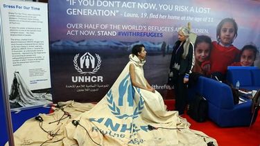 De tienda para refugiados a vestido de moda