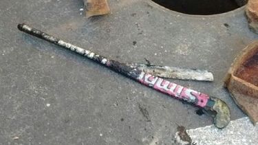 Tiró un stick a la cloaca y complicó a miles de personas