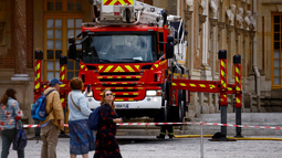 Una dotación de bombero, trabajando en el Palacio de Versalles.