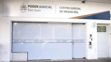 Los mediadores judiciales apuntan contra la Corte de Justicia por obligarlos a pagar para trabajar