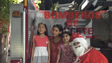 Papá Noel se dio una vuelta con los bomberos de Caucete
