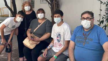Gero junto a su familia, después de haber realizado la primera caminata tras el trasplante de corazón.