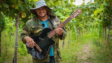 Quién es José, el cantor que le pone música al sacrificio diario de la cosecha de la uva sanjuanina