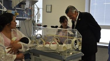 Tenía cinco hijas y dio a luz a trillizos