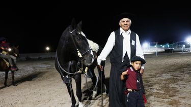 Alberto Cortez, junto a su bisnieto Benicio y su caballo Tero.