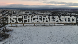 Ischigualasto amaneció nevado este lunes y dejó hermosas imágenes.