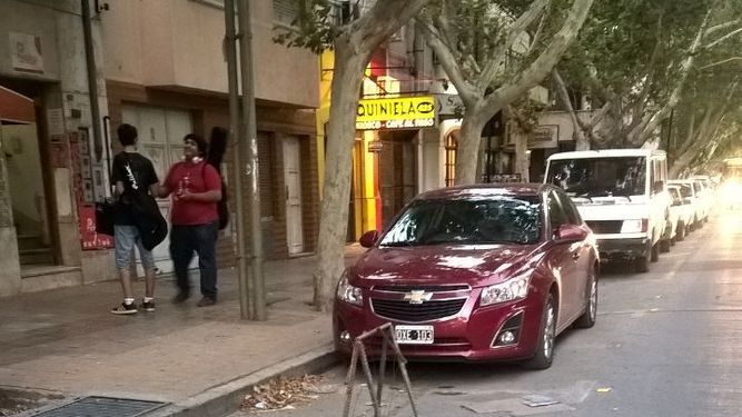 Un lector denunció que ‘’guardan’’ lugares en el centro