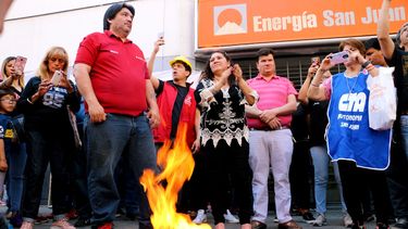 En video: por el tarifazo, queman boletas de Energía San Juan en pleno centro