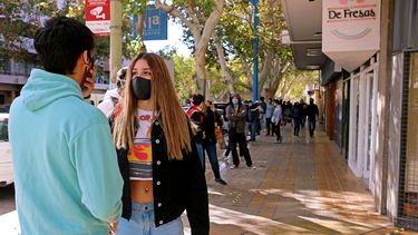 Tremendo: la eterna fila para comprar cigarrillos en un local de Capital