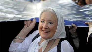 Nora siempre nos cuidó: el homenaje fotográfico a la madre de Plaza de Mayo llega a San Juan