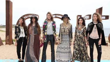 Un desfile solidario por un alimento no perecedero