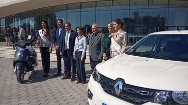 Las últimas reina y virreina del Sol recibieron auto y moto