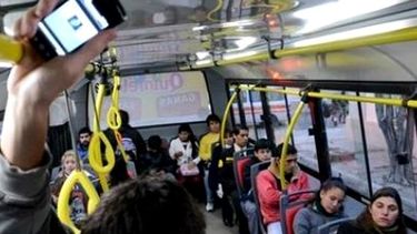 Emiten una resolución para prohibir la música sin auriculares en colectivos