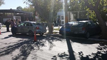 Se quedaron sin frenos y chocaron contra dos autos en Santa Lucía Se quedaron sin frenos y chocaron contra dos autos en Santa Lucía