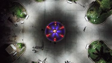 Cómo se ve la plaza 25 de Mayo desde las alturas: full luz led, fuente renovada y corte de cintas en marzo