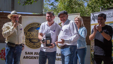 El Raid Latinoamericano de Automóviles Antiguos brilló en San Juan y contó con la participación de funcionarios, encabezados por el gobernador Orrego.