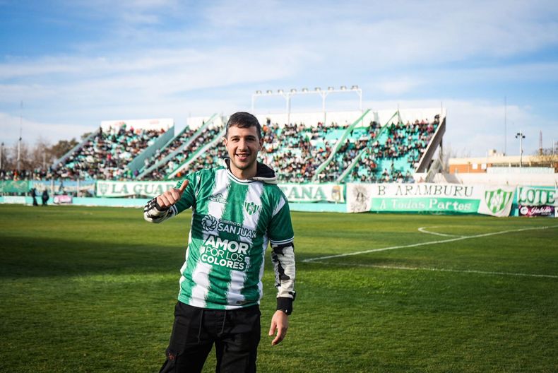 Lucas Ordoñez, campeón del mundo con la Selección Argentina de Hockey sobre Patines, también fue a alentar al Puyutano. El hockista del Benfica de Portugal se encuentra de vacaciones en San Juan y no dejó escapar la oportunidad de alentar al club de sus amores. Lucas Ordoñez, campeón del mundo con la Selección Argentina de Hockey sobre Patines, también fue a alentar al Puyutano. El hockista del Benfica de Portugal se encuentra de vacaciones en San Juan y no dejó escapar la oportunidad de alentar al club de sus amores.