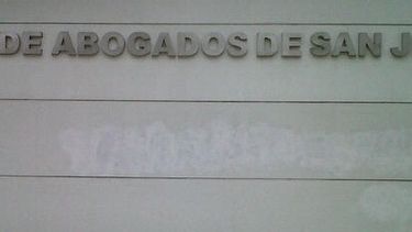 Ni la pared del Foro se salva de las clásicas pintadas con aerosol
