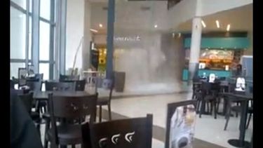 Mirá cómo se cae un pedazo de cielo raso en un shopping sanjuanino