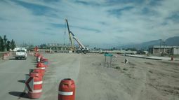 Izaron las gigantescas vigas de la Ruta 40 frente al Bicentenario