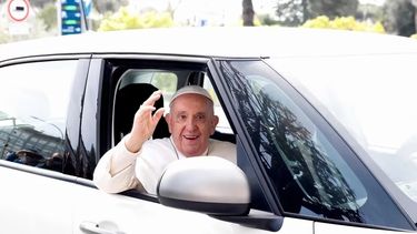 El papa Francisco, tras su salida del hospital de Roma.
