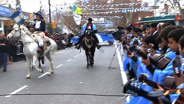 Entre guitarras y banderas, San Martín encabezó el desfile en Albardón
