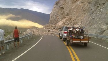 ¡Atención! Se desmoronó parte del cerro en Quebrada de Las Burras y está habilitada media calzada