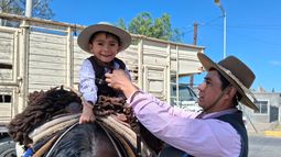 Las mejores postales de la colorida y simpática cabalgata infantil en Rivadavia