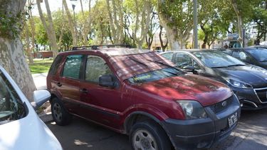 La historia de Julio, el hombre que vive en una camioneta con sus hijos y vende semitas