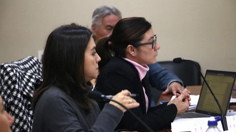 La defensora oficial Sandra Leveque junto a su secretaria. La defensora oficial Sandra Leveque junto a su secretaria.