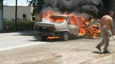 Conmoción por un auto en llamas a metros de una estación de servicio