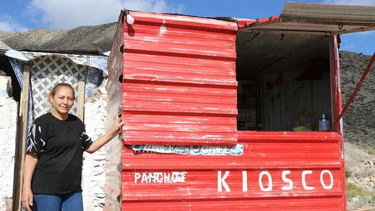 Vende semitas en un rincón inhóspito de San Juan y pide ayuda desesperada por un problema de salud