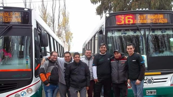 Choferes de colectivo solidarios: llevaron ropa y abrigo a vecinos de Cochagual