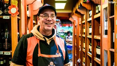 La inclusión antes de la inclusión: la historia de Jorge, el hombre con discapacidad que trabaja hace 25 años en un autoservicio