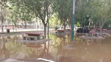 Asistencia a familias en Ullum, intensivo trabajo en rutas y evacuación en un camping tras la lluvia en San Juan