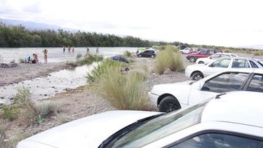 Rescate en el río: estaba tomando, cayó al agua y casi se ahoga