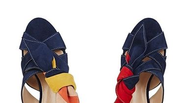 La rara tendencia: zapatos de distintos colores
