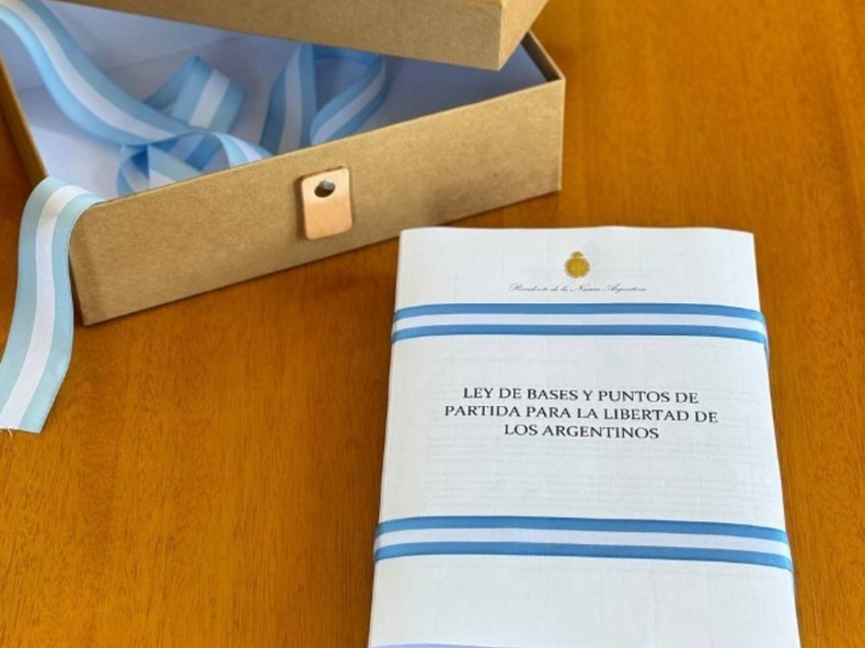 Javier Milei promete continuar «con o sin apoyo» y hablan de plebiscito