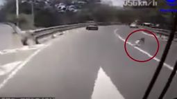 Tremendo video: en plena autopista, una nena cae del taxi en el que viajaba
