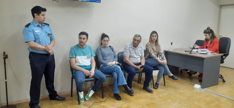 Los cuatro imputados frente al juez.