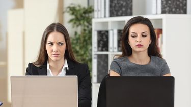 Los celos profesionales existen y contaminan el ambiente laboral: cómo combatirlos