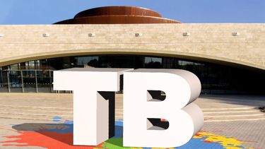 Las letras que se buscan rediseñar, ubicadas en la entrada del Teatro del Bicentenario.